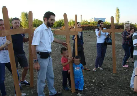 Protest în București împotriva construcției moscheei: oamenii au înfipt 500 de cruci