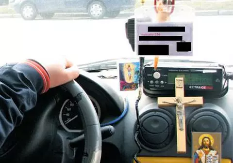 Pericol de moarte! De ce nu este bine să ai cruciulițe lipite de parbriz 