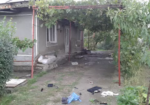 Clipe de groază într-o familie din Tecuci! A semănat teroare cu o rangă și un cuțit