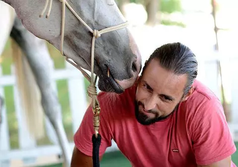 Denis Ștefan îşi arată veleităţile de călăreţ în cadrul unui spectacol sportiv