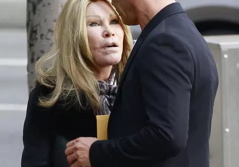 O mai știi pe femeia-pisică? Uite cum arată la cei 75 de ani!