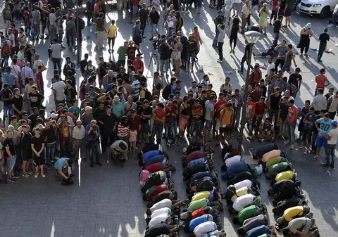 Scandal în Cehia după ce poliţia a marcat refugiaţii prin inscripţii pe mâini