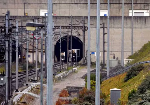 Eurotunelul, blocat de imigranţi care au pătruns pe şine şi s-au urcat pe trenuri