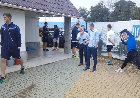 Le-a luat foc vestiarul și s-au schimbat în parcare!