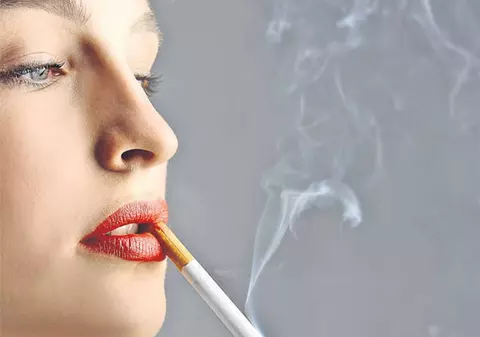 Bărbații fumează de două ori mai mult decât femeile, dar la ele dependența este mai puternică