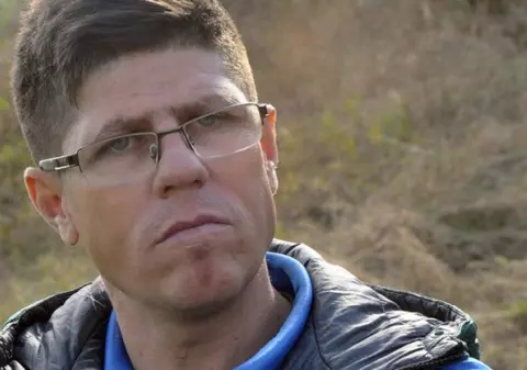 Ce nenorocire! ”Ganezii”, gemeni de 11 ani ai lui Florin Ganea, erau la teren când tatăl lor a făcut infarct! ^Fundașul băcăuan cu un stâng necruțăror a luptat toată cariera cu problemele de vedere. Trupul neînsuflețit e depus la Biserica Precista