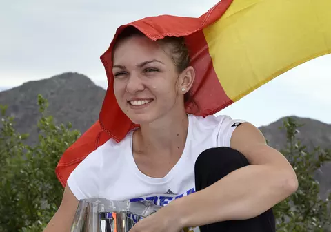 Simona Halep, la clipul de promovare al meciului de Fed Cup cu Cehia, către cameramani: ”Nu vă mai uitați la mine, că mă intimidați!”. A avut nevoie de ”duble”. Și nu greșeli!/ VIDEO