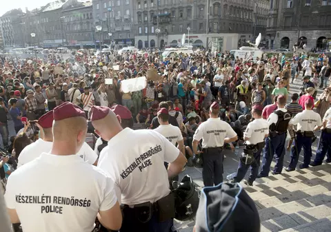 Imagini incredibile de la Budapesta! Sute de imigranți, opriți din drumul spre Germania | FOTO