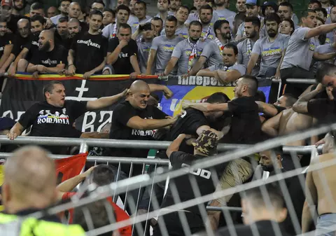 Ultraşii români s-au bătut între ei şi la Budapesta. Forţele de ordine i-au ferit de unguri, dar au făcut cordon să-i despartă pe stelişti de dinamovişti!