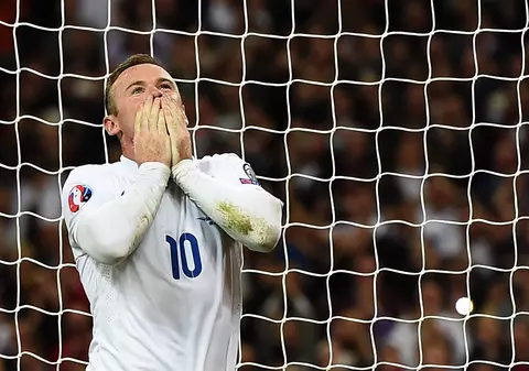Wayne Rooney a primit un tricou special în vestiar de la selecţionerul Angliei, Roy Hodgson, după ce a devenit golgheterul all-time al naţionalei Albionului