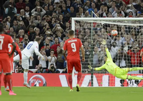 Recordul lui Sir Bobby Charlton, bătut de Rooney: ”Aș vrea să-l felicit pe Wayne. Am fost mândru de mine câtă vreme am fost cel mai bun marcator al Angliei. Acum sunt trist!”