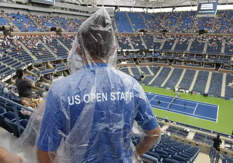 În 2013, ploia i-a adus ghinion Simonei, care a pierdut la Pennetta! ^Acum, a picat când părea că se sufocă!