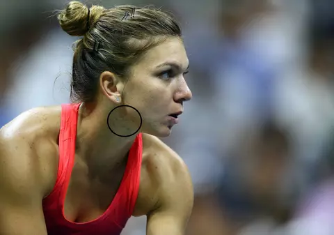 La US Open, n-are rivală pe teren, dar un adversar de temut nu-i dă pace! ^Simona Halep, răpusă de căldură? Campioana noastră suferă din pricina temperaturilor ridicate, care i-au produs bubițe pe gât și pe față