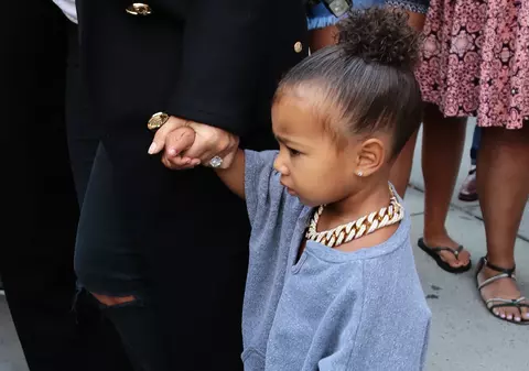 Kim, nu ți-e teamă că-i rupi gâtul fetiței? Uite cu ce merge la gât North West! | FOTO