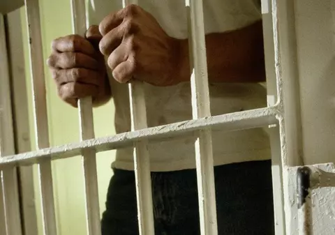 Un pedofil austriac s-a sinucis în arest. Şi-a pus capăt zilelor cu un prosop