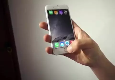 Alergic la Iphone 6! Un bărbat a ajuns la doctor din cauza telefonului mobil