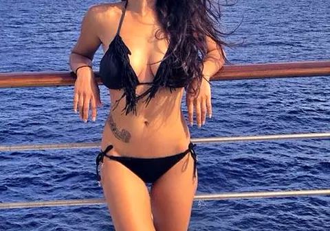 Poza ce-ți va încălzi ziua! O superbă solistă româncă a fugit de ploi la plajă