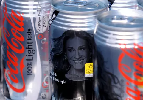 Bei băuturi light? Mănânci mai mult!