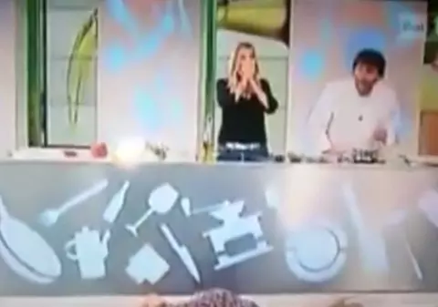 Moment penibil în timpul unei emisiuni! Cum s-a făcut de râs o actriţă care încerca să facă şpagatul VIDEO