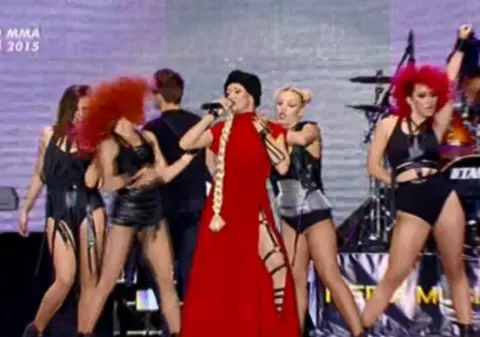 Lora s-a dezbrăcat de rochie, pe scenă, la MMA! Și-a înnebunit fanii | FOTO