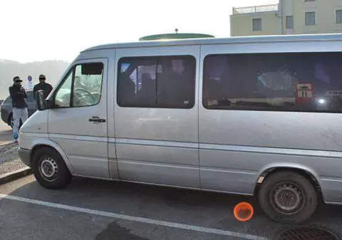 24 de imigranţi afgani, găsiţi într-o maşină condusă de un român: "Era o închisoare pe roţi"