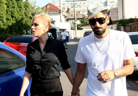 Romantic, băiatu’! Connect-R și-a trezit soția cu micul dejun la pat de ziua lor