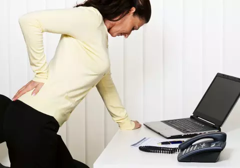 STUDIU: Cât timp petrec românii la muncă 