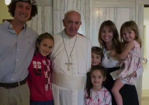 O familie din Argentina a mers 21.000 de km ca să-l întâlnească pe Papa | VIDEO