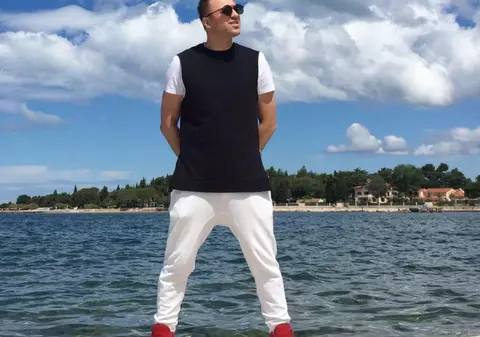 Piticu de la trupa SIMPLU e tătic. Vezi cum o va chema pe fetiță!