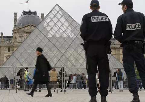 Două românce au ajuns reginele hoților din Paris! Femeile mituiau paznicii ca să poată fura 