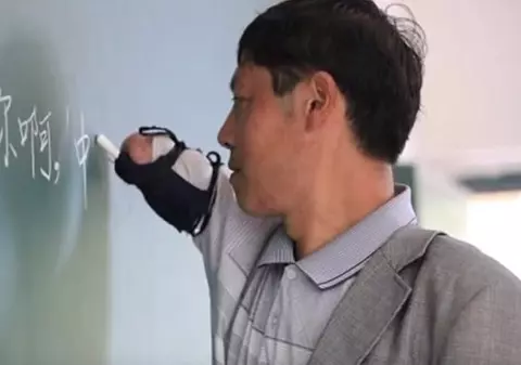 Nu are brațe, dar e profesor de succes! VIDEO