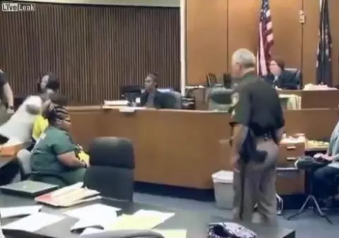 I-a ucis fetița de doar 3 anișori! Vezi răzbunarea tatălui chiar în sala de judecată! | VIDEO