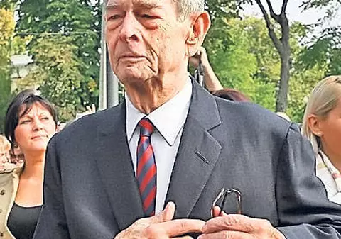 Regele Mihai îl sancționează pe Sorin Oprescu. I-a retras calitatea de membru al Ordinului Coroana României