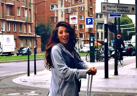 Ruby, rămasă desculță pe străzile din Paris!