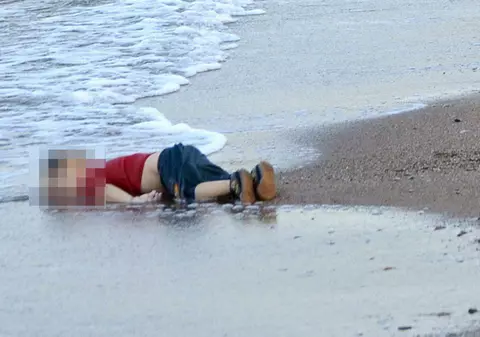 TERIFIANT! Asta e IMAGINEA CARE A ÎNGENUNCHEAT ÎNTREAGA LUME. Un băieţel sirian de doar 3 ani, ÎNECAT, adus de ape pe o plajă din Turcia