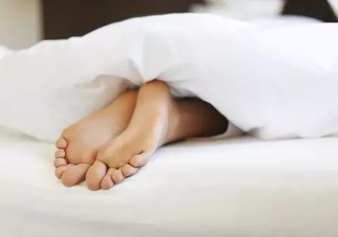 Te chinuie insomnia? Scoate un picior din aşternut! 