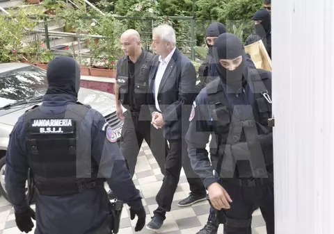 Avocatul lui Sorin Oprescu după prima noapte de arest a edilului: "A fost scos PARCHETUL DIN CASĂ"