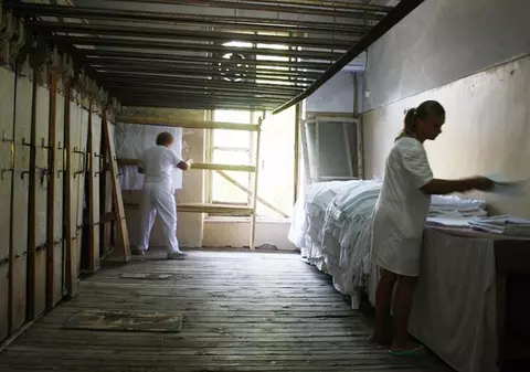 Scandalos! O infirmieră de la Spitalul Județean Vaslui a aruncat un făt la gunoi!