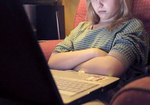 AVERTISMENT CARE DĂ FIORI: Statul pe Facebook te îmbolnăvește. Vezi ce afecțiuni riști