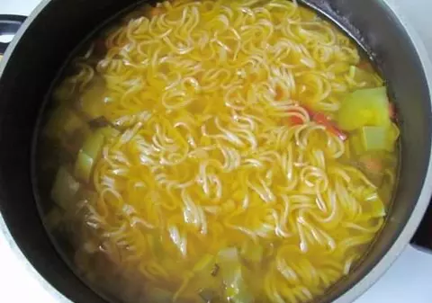 Este oficial! Cea mai ieftină mâncare preferată de români ne umple de celulită 