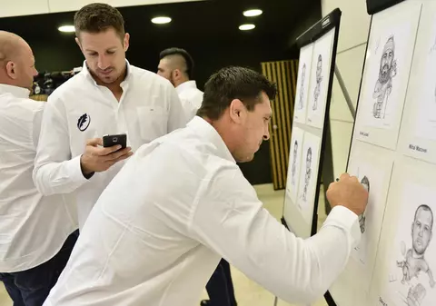 ”Stejarii” își pun caricaturile la vânzare, în scop caritabil