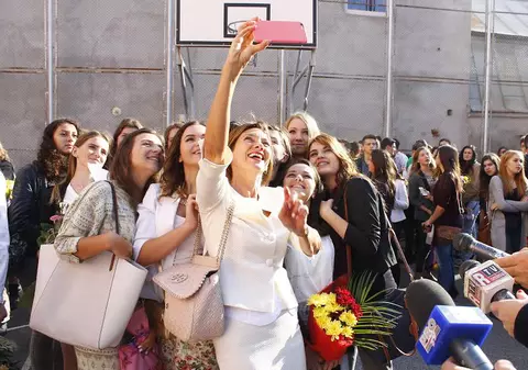 Carmen Iohannis, selfie cu elevii în prima zi de şcoală. Cum s-a îmbrăcat Prima Doamnă cu această ocazie