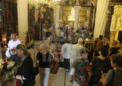 Ce s-a întâmplat în Parlament, în timp ce Vadim Tudor era înmormântat | FOTO