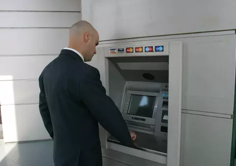 Vopseau bancomatele ca să ”ia ochii” victimelor