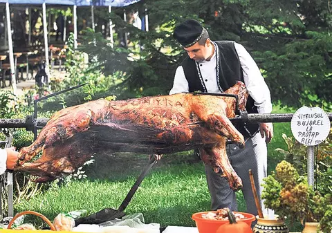 Doljenii au sunat adunarea la zaibăr, bucureştenii, la viţei şi berbeci fripţi
