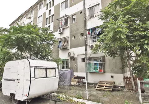 Ghetoul «poleit» | Stau în case fără utilităţi, dar când ies din blocurile pe care de obicei le întâlneşti doar la periferie dau direct în mall