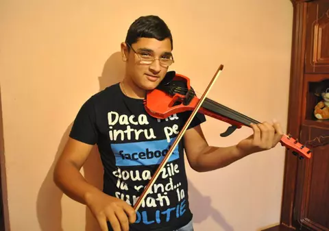 La doar 15 ani, îşi ajută bunicii cu bani