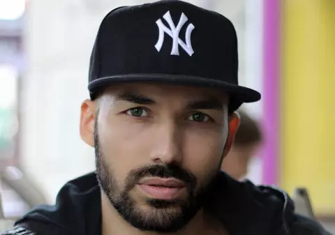 N-ai să ghicești ce meserie are acest tânăr cu look de bad boy