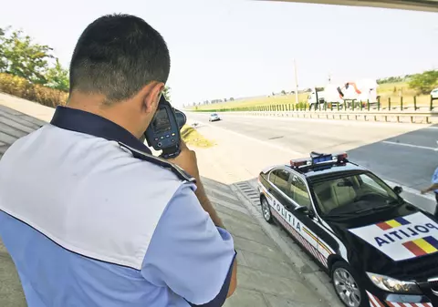 EXCLUSIV | «Zboară» pe şosele cu peste 200 km/h! Zeci de şoferi sunt prinşi cu viteze la care avioanele de călători decolează!