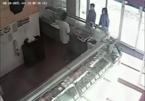 Şi-a găsit “naşa”! Hoţ bătut de vânzătoarea unui magazin! VIDEO